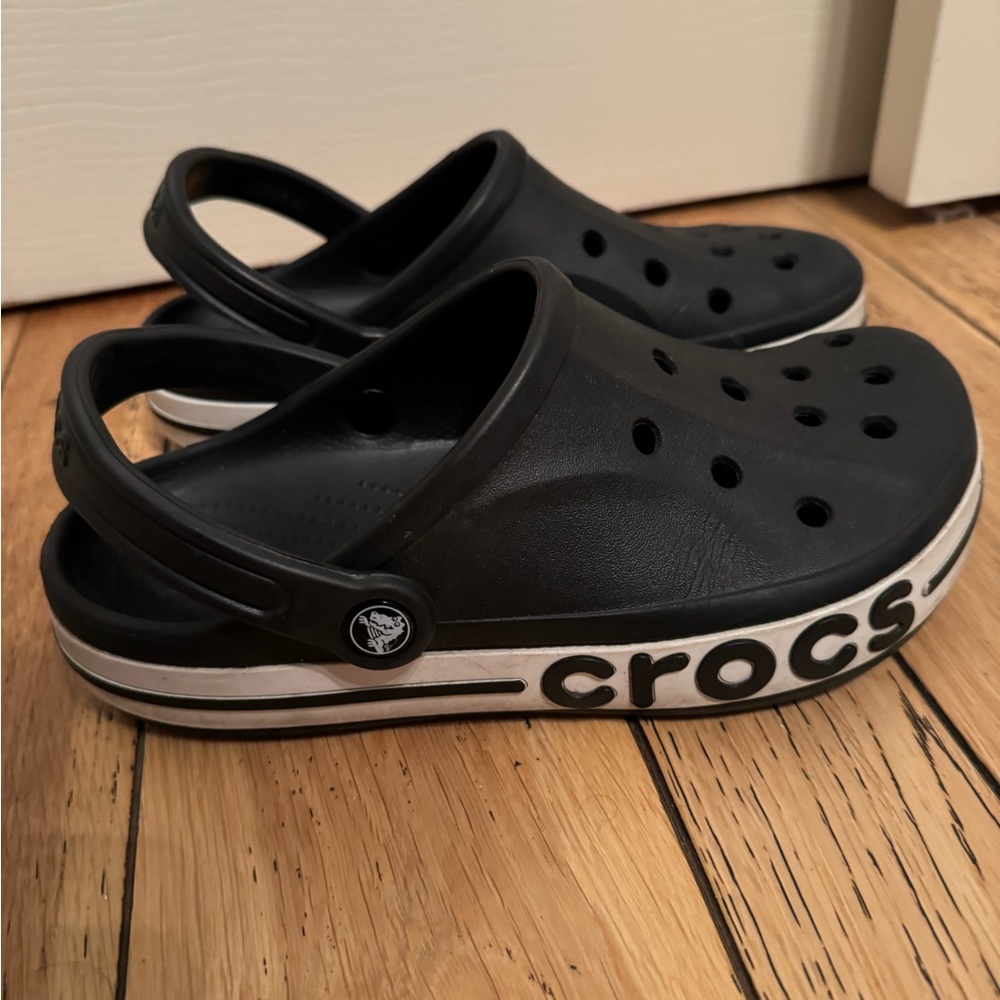 Black / white crocs